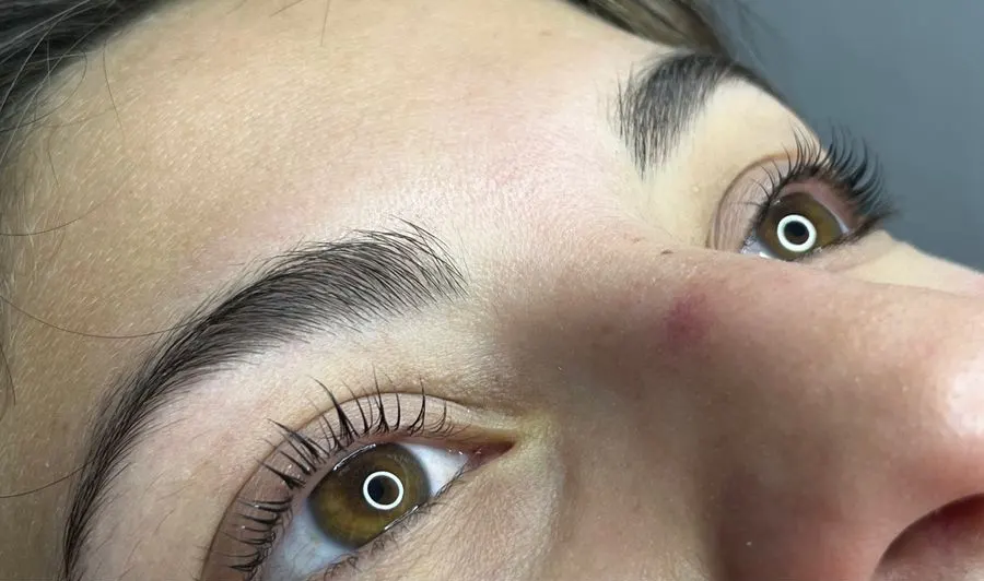 Resultado de lifting de pestañas y perfilado de cejas