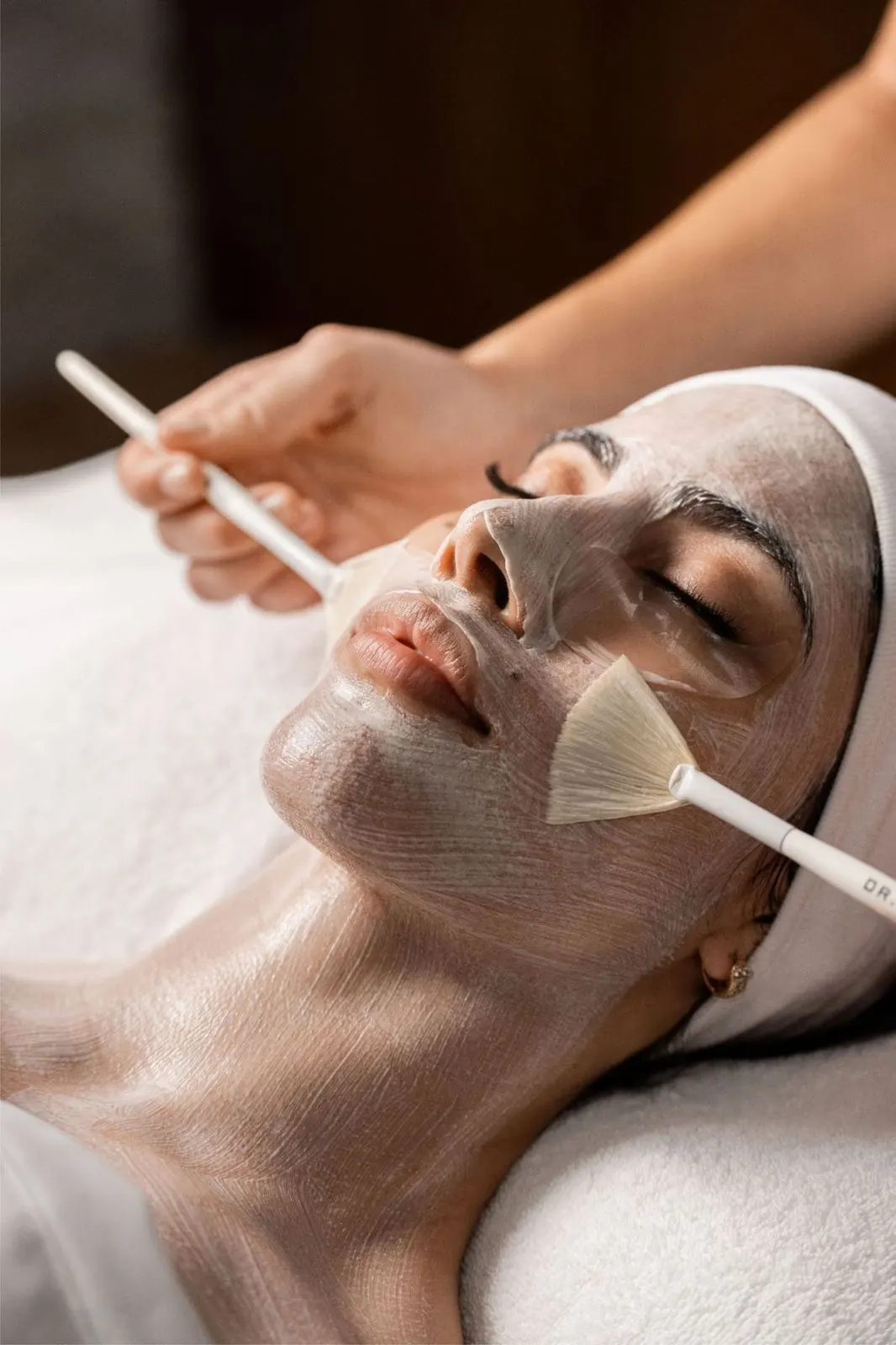 Clienta durante una limpieza facial con máscara