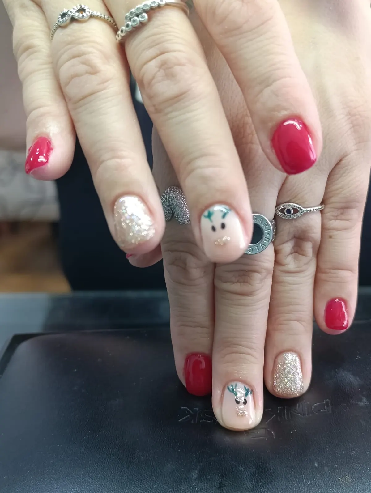 Manos con esmaltado semipermanente rojo y nail art