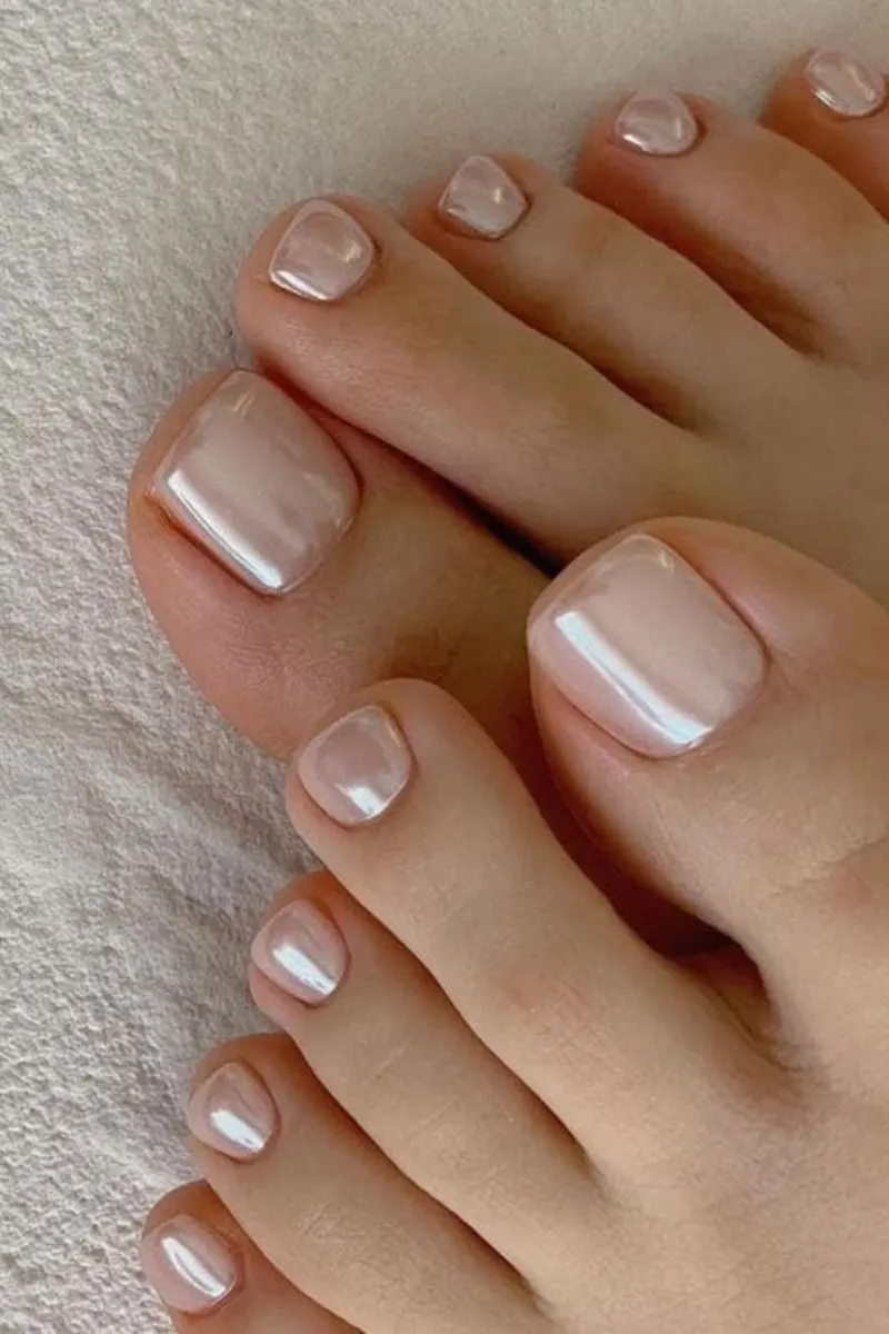 Pedicuría con esmaltado nacarado